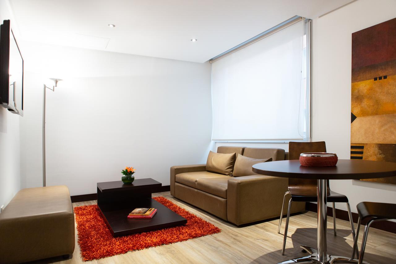 Best Western Plus 93 Park Hotel Bogotá Exterior foto A living room with a roller blind